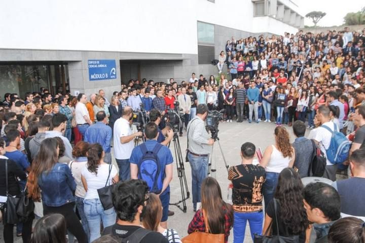 MINUTO SILENCIO ALUMNA ASESINADA