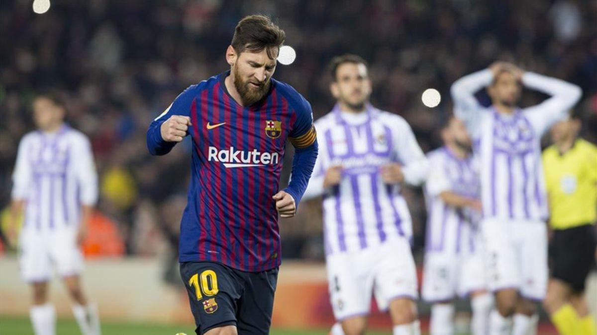 Leo Messi celebra con rabia su gol de penalti; después, falló otro
