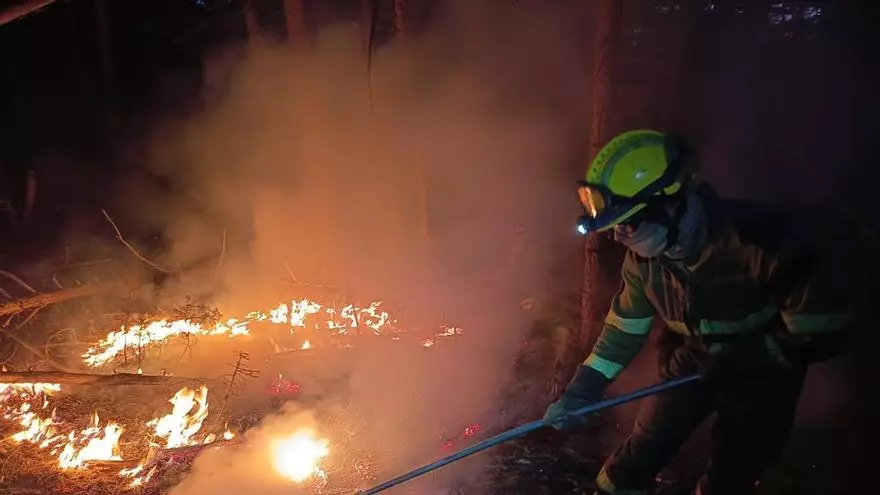 VÍDEO | Los bomberos continúan apagando las llamas del incendio de Las Peñas de Riglos