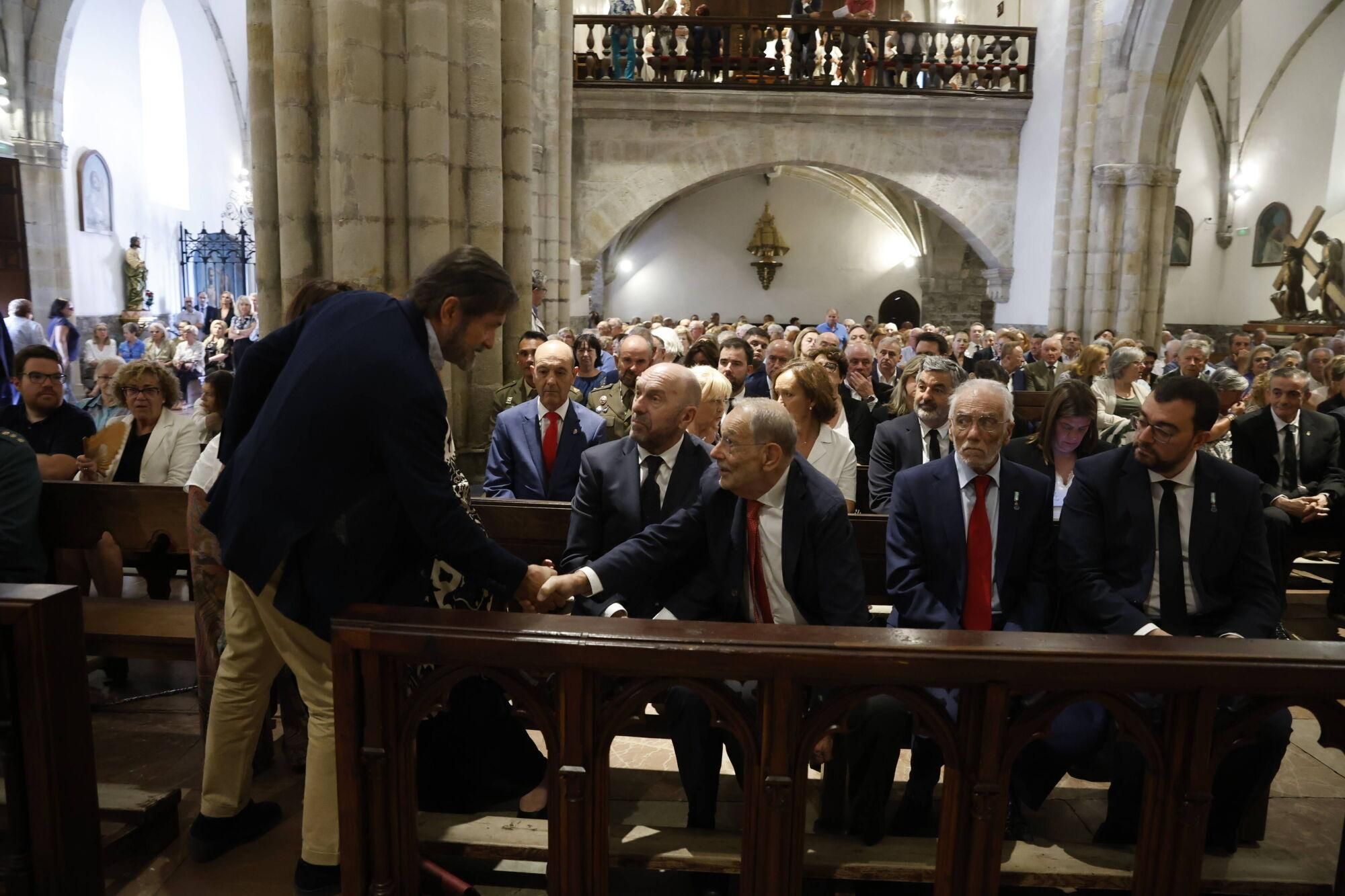 Las imágenes del funeral de Antonio Trevín en la basílica de Llanes.