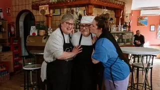 Los últimos menús del día de Antonio y Jacqueline en el bar Can Comas: “Nos toca descansar”