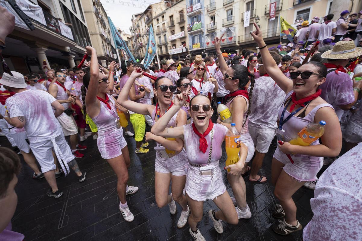 En imágenes | Teruel estalla con la puesta del panuelo al Torico