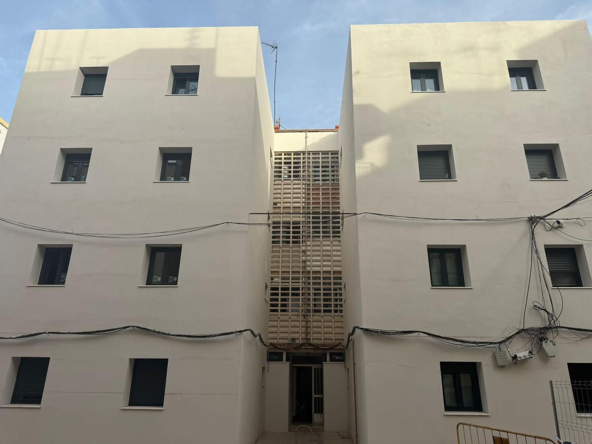 Foto del bloque de viviendas del cuartel de la Guardia Civil de Burriana cuyos inquilinos denuncian que están sin aire acondicionado.