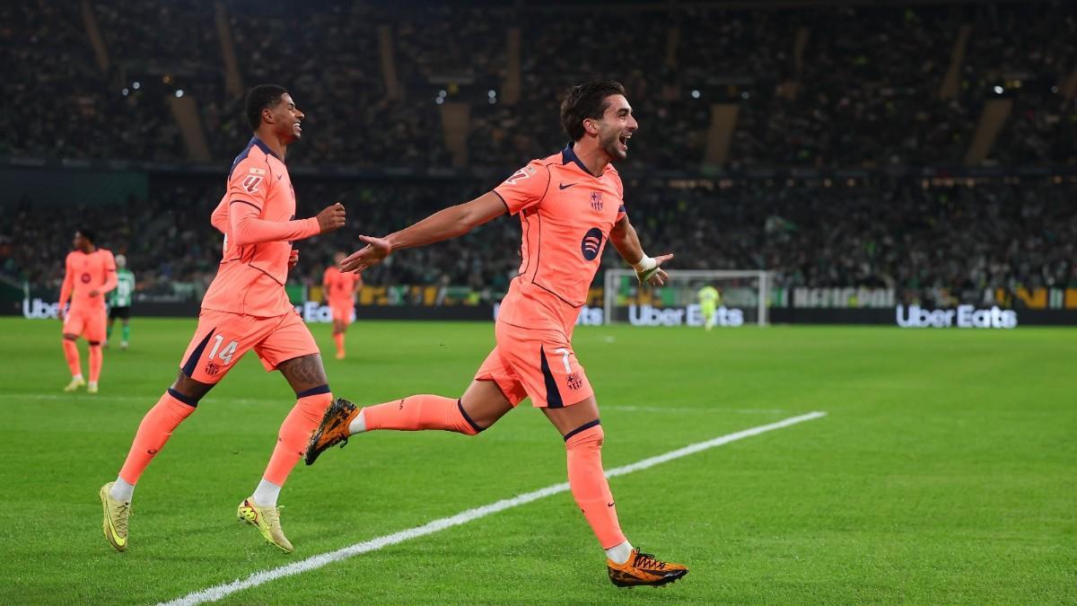 Ferran Torrres celebra uno de sus tres goles al Betis