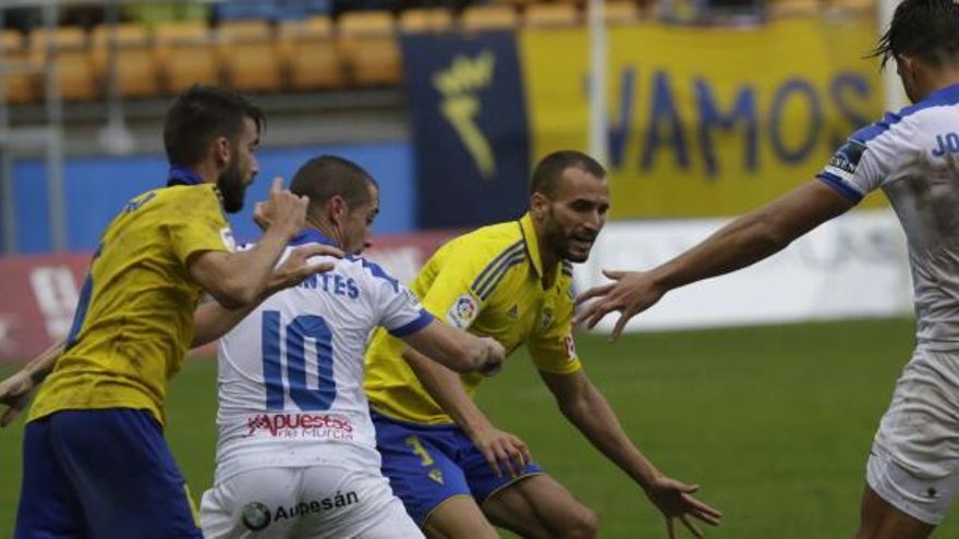 El Cádiz busca al aficionado que lanzó botella de agua en partido ante el UCAM