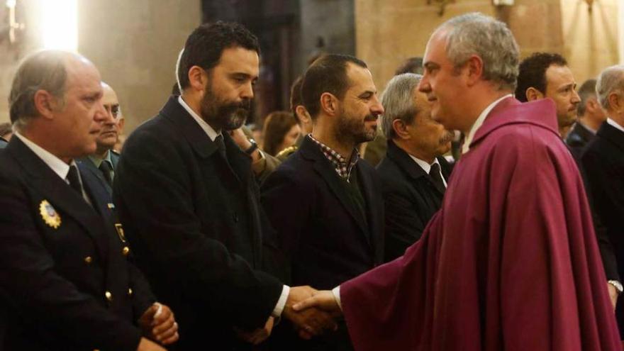 Por la izquierda, José Manuel Torres, jefe de Bomberos de Oviedo, Ricardo Fernández, estrechando la mano del sacerdote Sergio Martínez, y Ángel García, alcalde de Siero, ayer, en un momento del funeral.