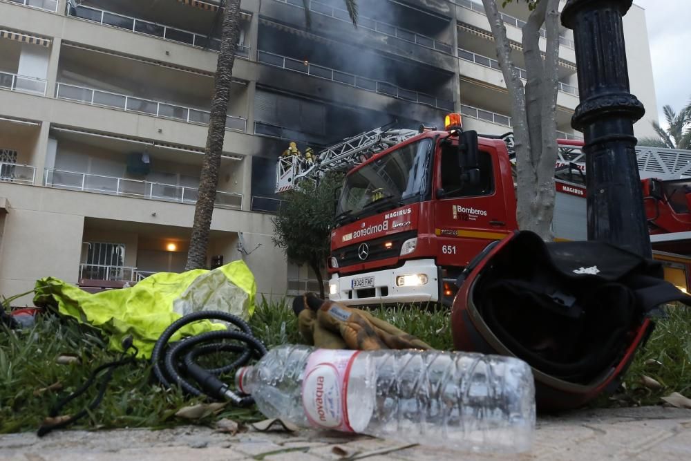 Dos bomberos heridos en un incendio provocado en un piso en Torrevieja. La Guardia Civil ha rescatado al residente de un primer piso que habría provocado las llamas en un intento de suicidio.