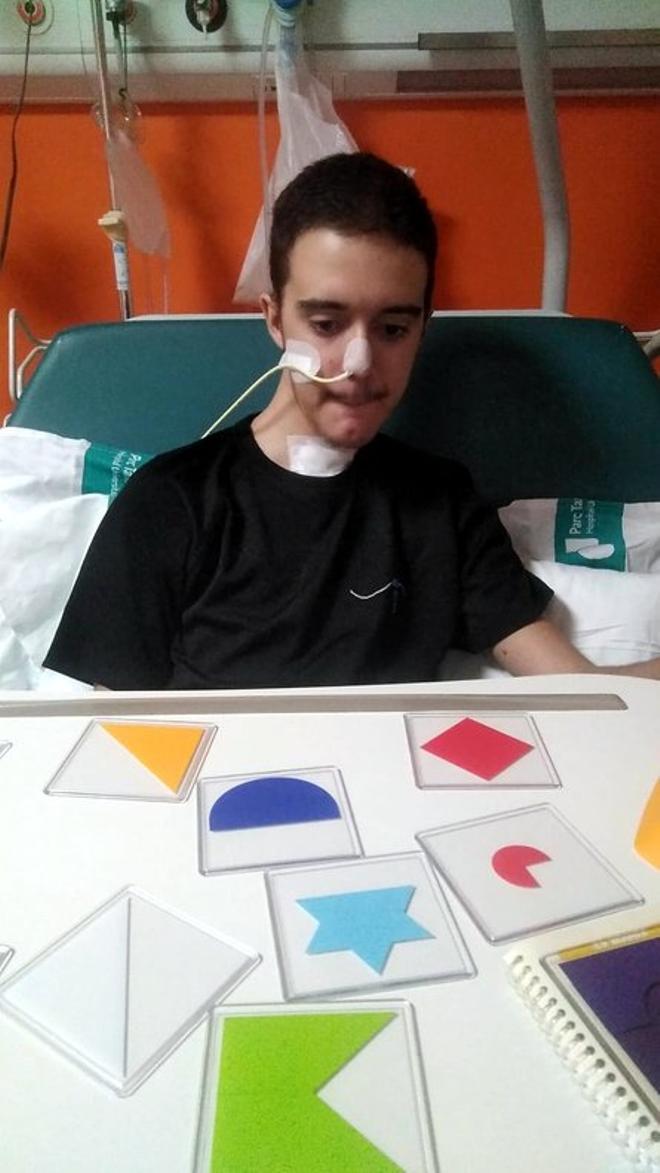 Iker haciendo ejercicios en el hospital.