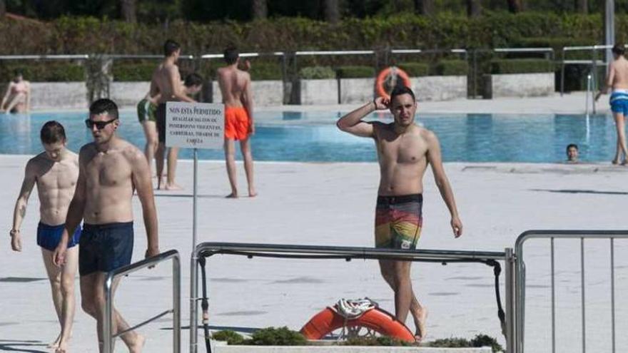 Los primeros bañistas en el complejo deportivo de Monterrei. // Brais Lorenzo