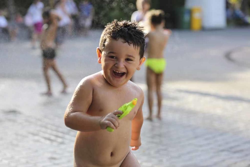 El cuarto día de las fiestas del barrio tuvo el agua como protagonista