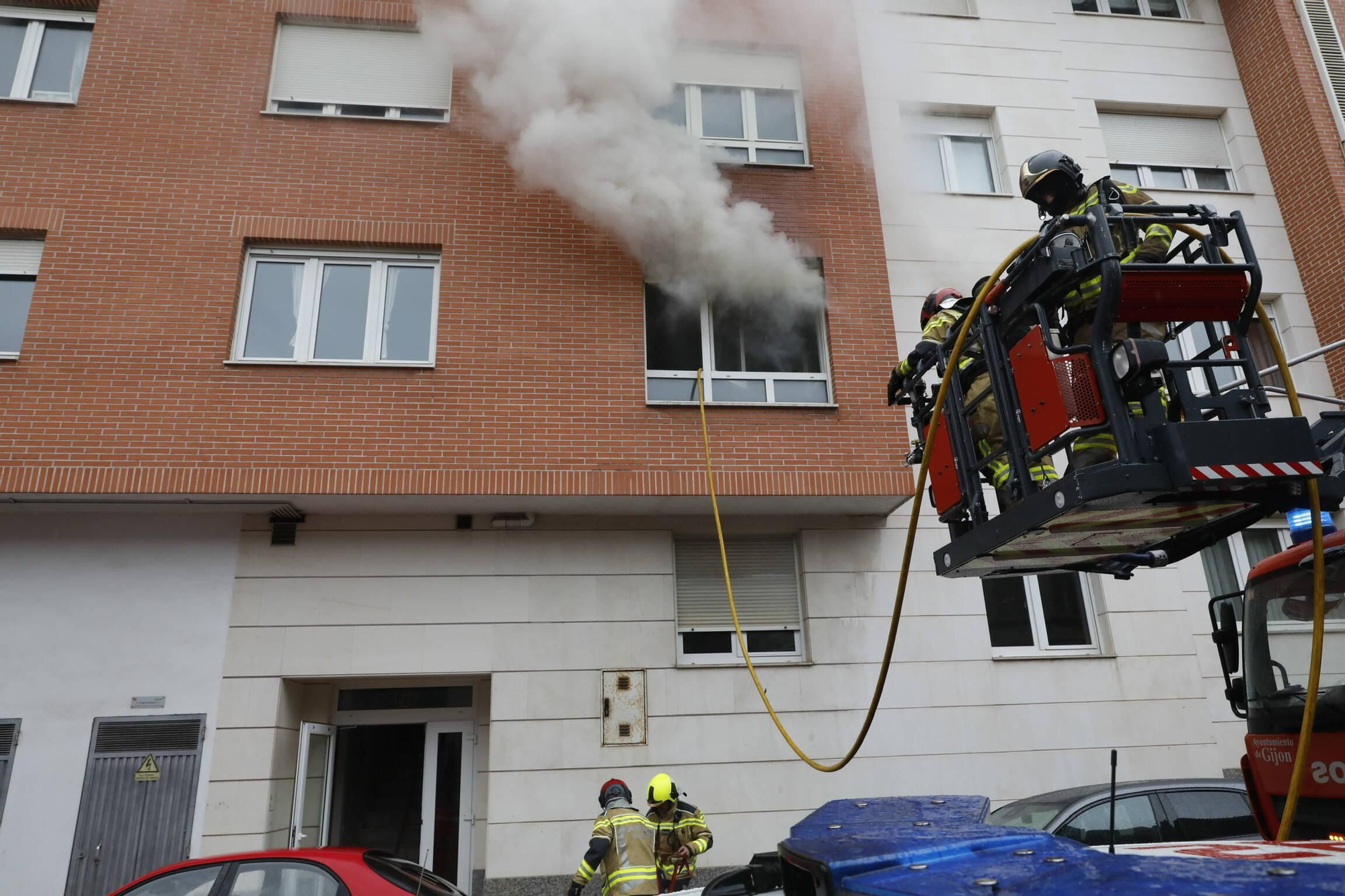 Un incendio en Gijón obliga a desalojar a varios vecinos (en imágenes)