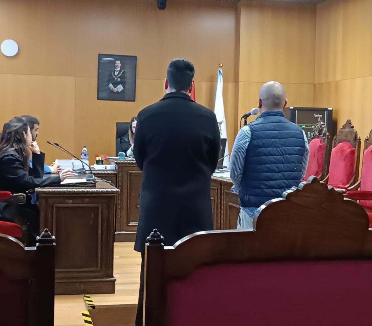 Los dos acusados admiten los hechos y aceptan penas de prisión, suspendidas. | FDV