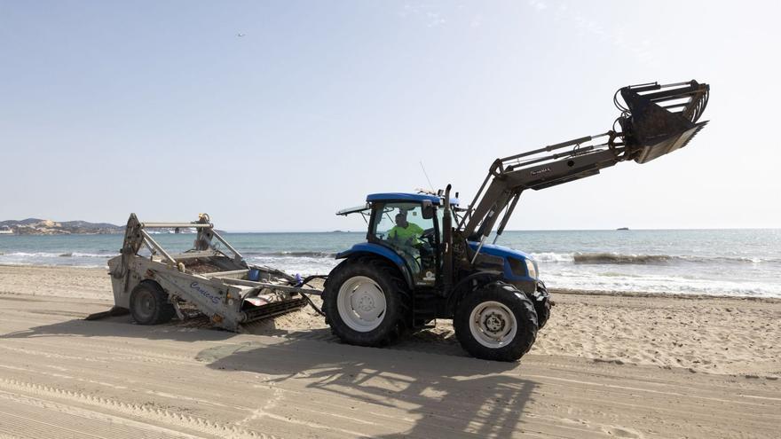 Una de las máquinas encargadas de cribar y limpiar la arena, en Platja d’en Bossa.  | V. MARÍ