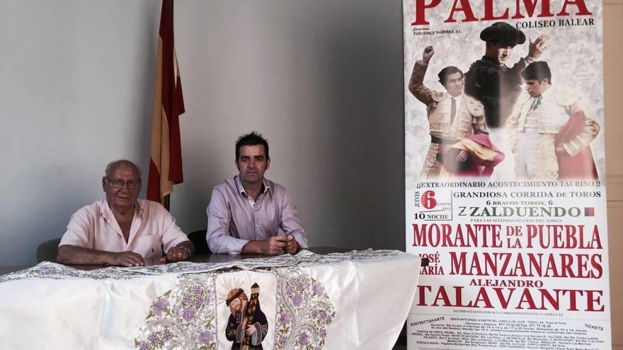 Damià Ferrà y Miguel Gomis posando junto al cartel anunciador.