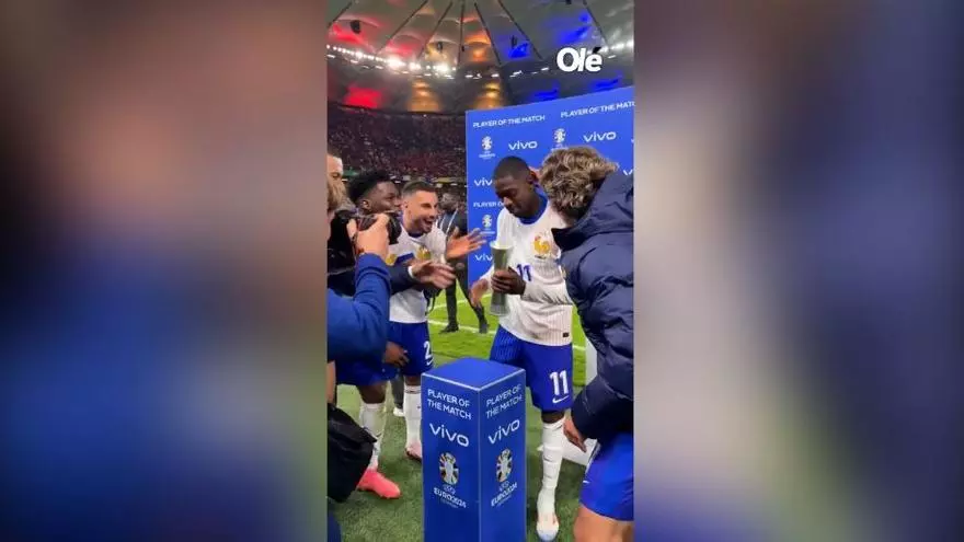 ¡Así se celebra un MVP! El tremendo 'show' de los 'Blues' cuando Dembélé recibió el trofeo