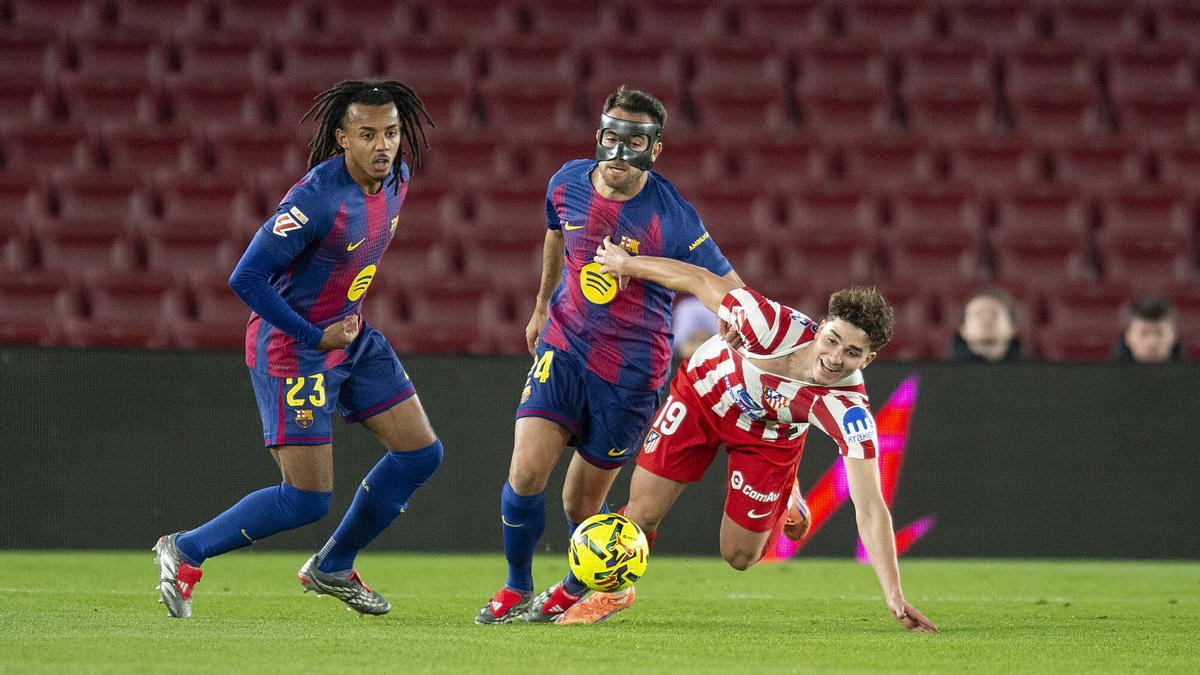 Eric y Kounde recuperan un balón ante Julián Álvarez durante el partido de liga entre el FC Barcelona y el Atlético de Madrid en el Spotify Camp Nou