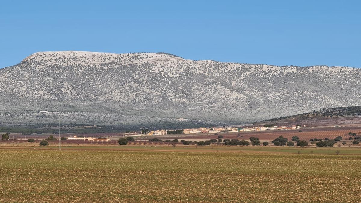 Un manto de nieve cubre el macizo de Revolcadores