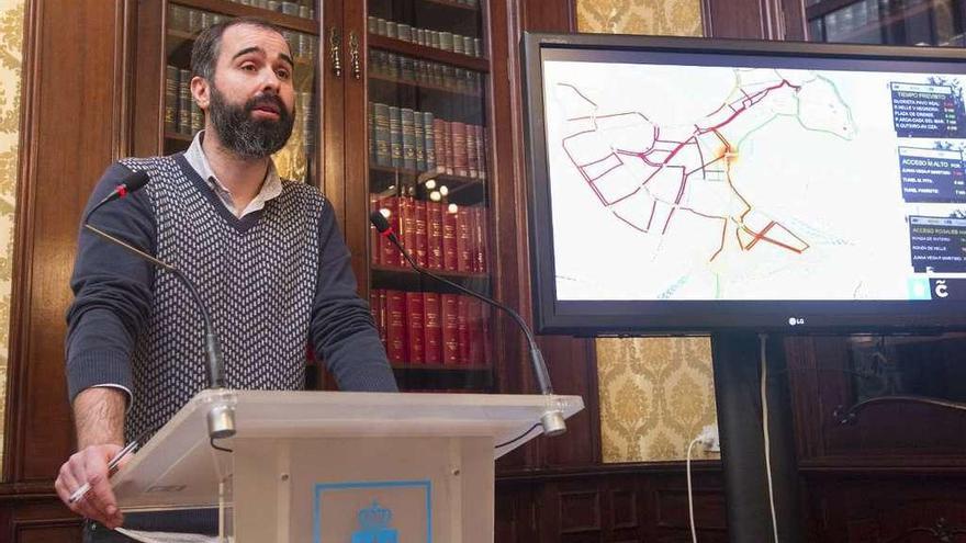 El concejal Daniel Díaz junto a una imagen que muestra las rutas alternativas de circulación de los paneles.