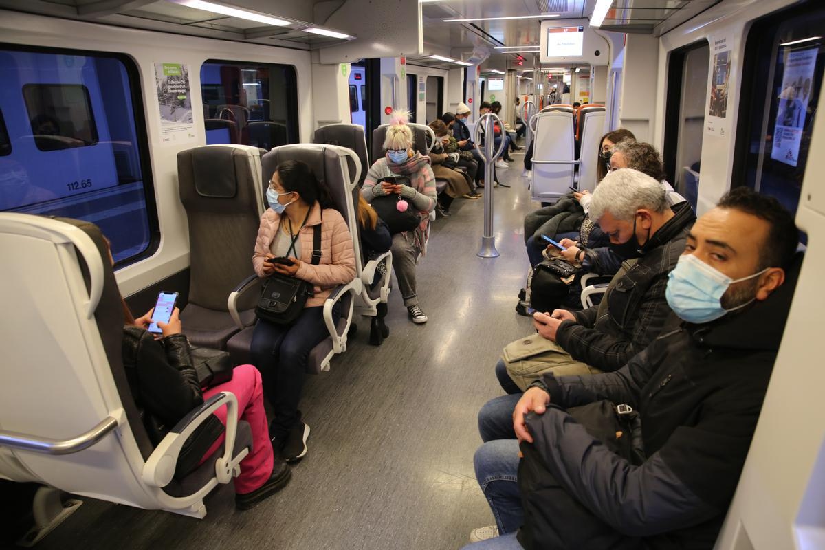 Interior de un tren de Ferrocarrils. Notable uso de la la mascarilla, por cierto