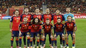 Equipo formado de la selección española, antes del encuentro frente a Turquía correspondiente a la fase de clasificación para el Mundial 2026 que disputaron España y Turquía en el estadio de La Cartuja, en Sevilla. EFE/Julio Muñoz