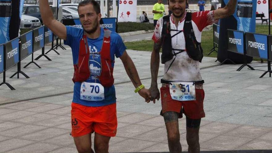 David Díaz, a la izquierda, y Raúl Macarro entrando juntos en meta, ayer en Gijón.