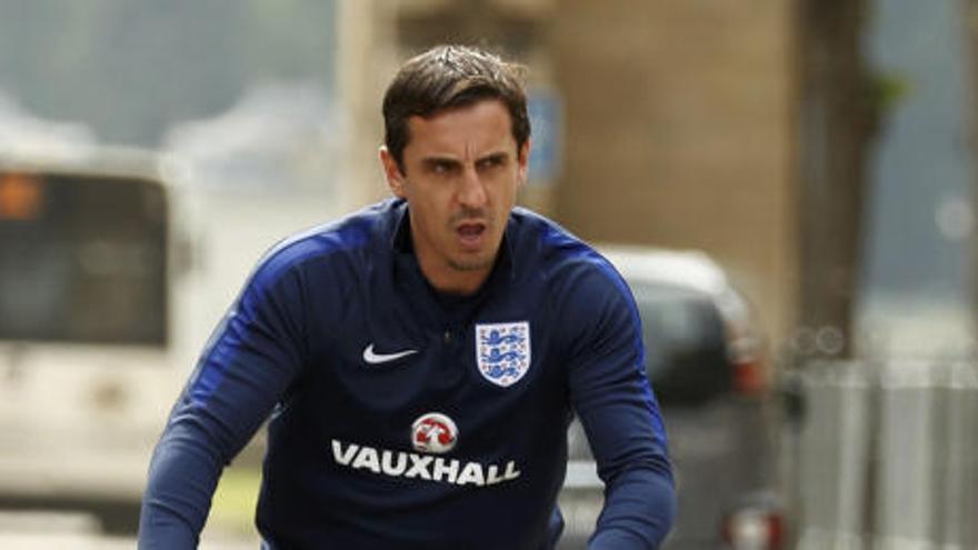 Neville quiere prohibir la destitución de entrenadores durante la temporada