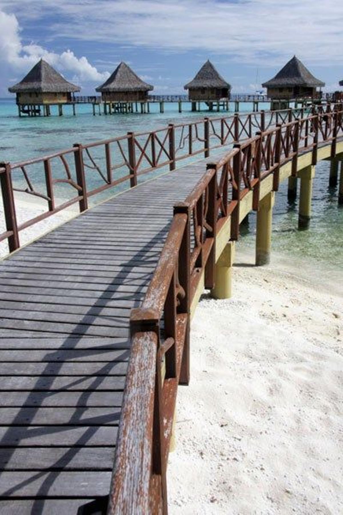 Pasarela de acceso a las cabañas sobre la laguna del atolón.