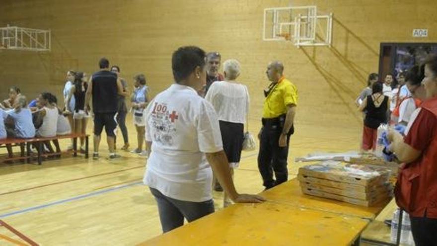 Membres de Creu Roja de Manresa preparant el sopar per al grup d&#039;escolars de la casa de colònies Cal Puig