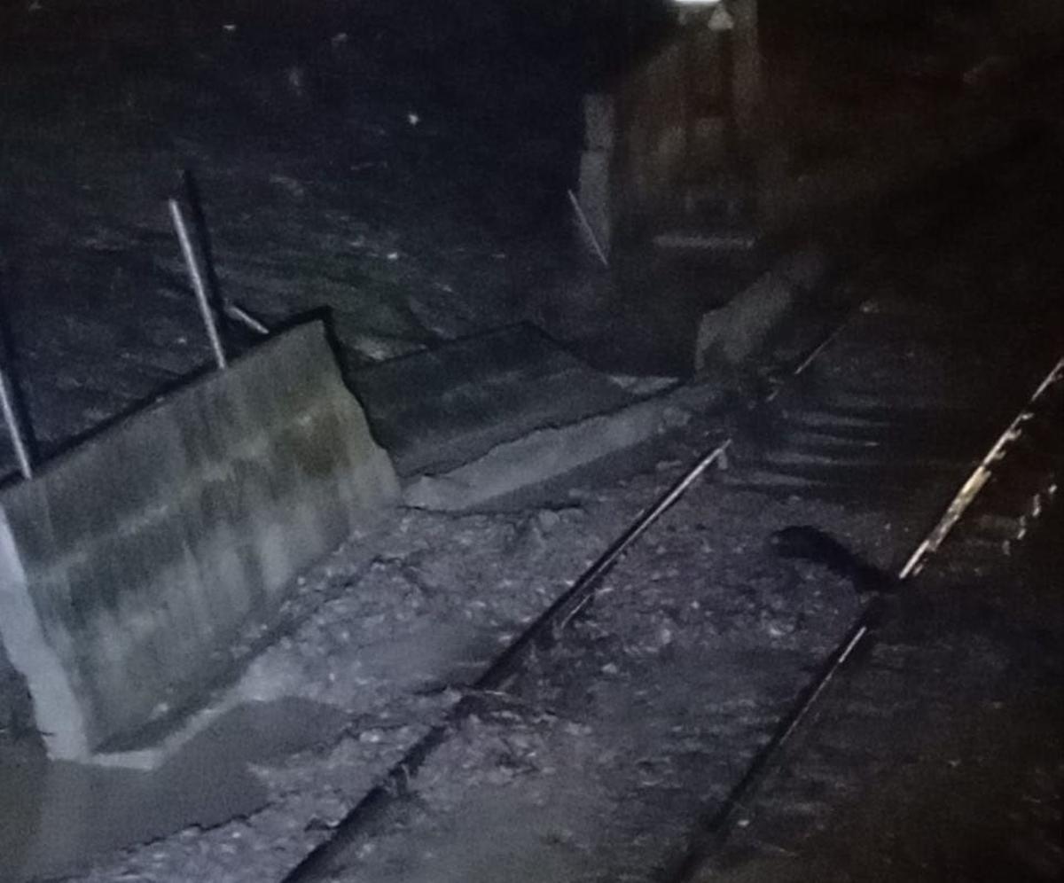 Muro caído junto a las vías de tren en la estación de Villa del Río.