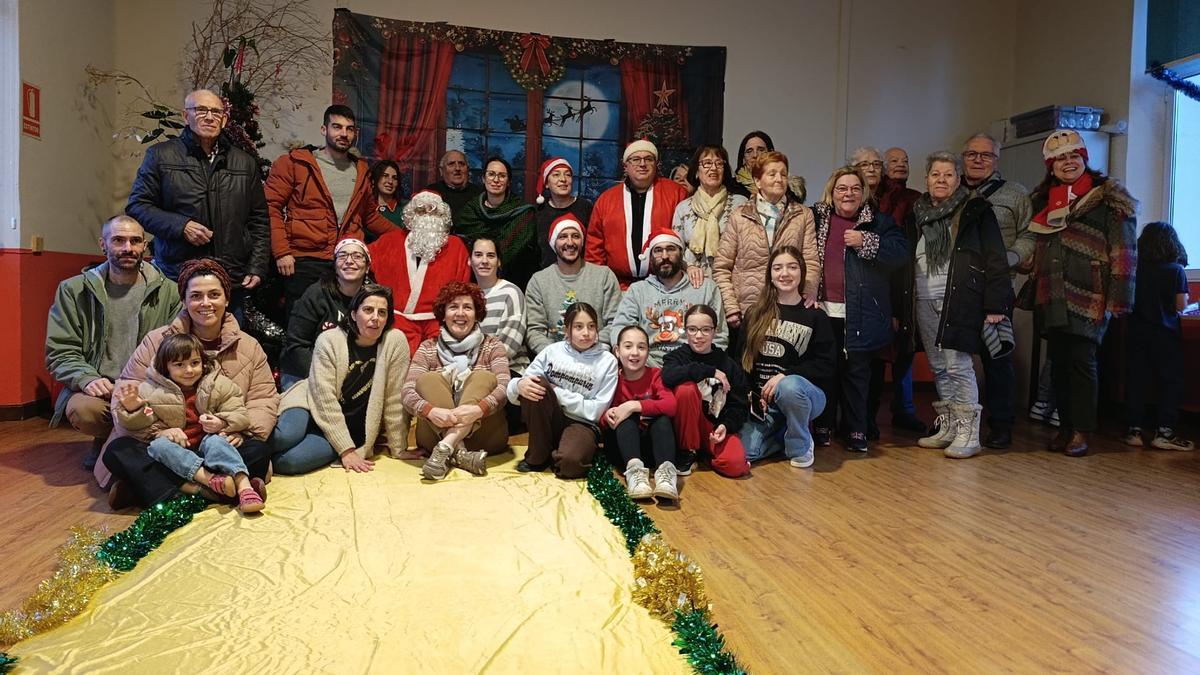 Papá Noel, con los vecinos de Santa Cruz de Llanera