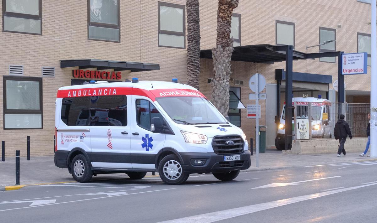 Una ambulancia, en el Hospital General de Elche, en una imagen de archivo