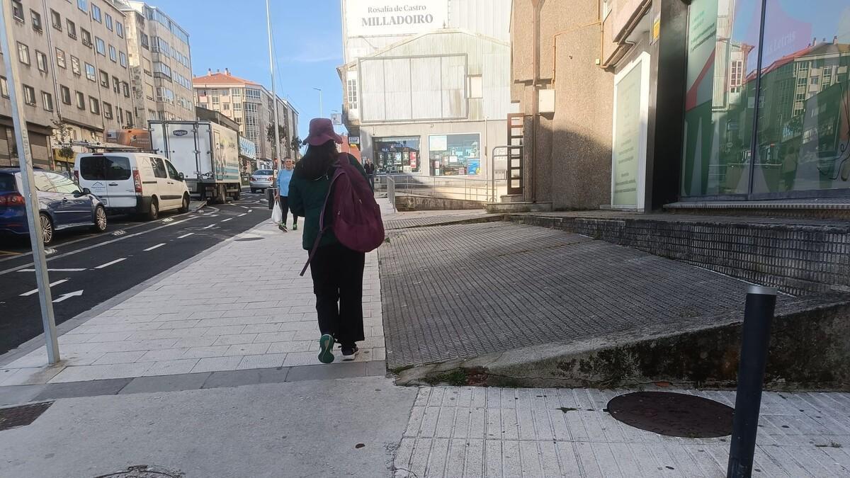 Terraplén, derecha, en las aceras de la humanizada avenida Rosalía de Castro de Milladoiro