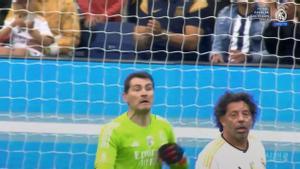 La cara de Iker lo dice todo... El balonazo de Casillas a Arbeloa: Lo ha hecho aposta el mamón