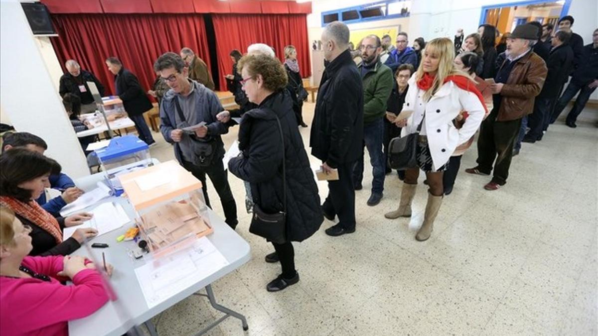 Cola en el colegio Josep Janer de L'Hospitalet para votar en las elecciones generales