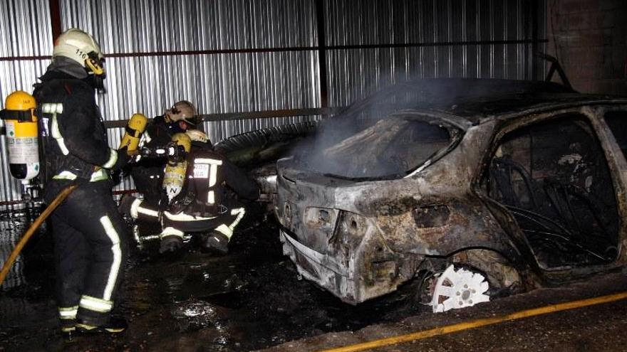 Arden dos vehículos en el polígono de la Torrecilla de Córdoba