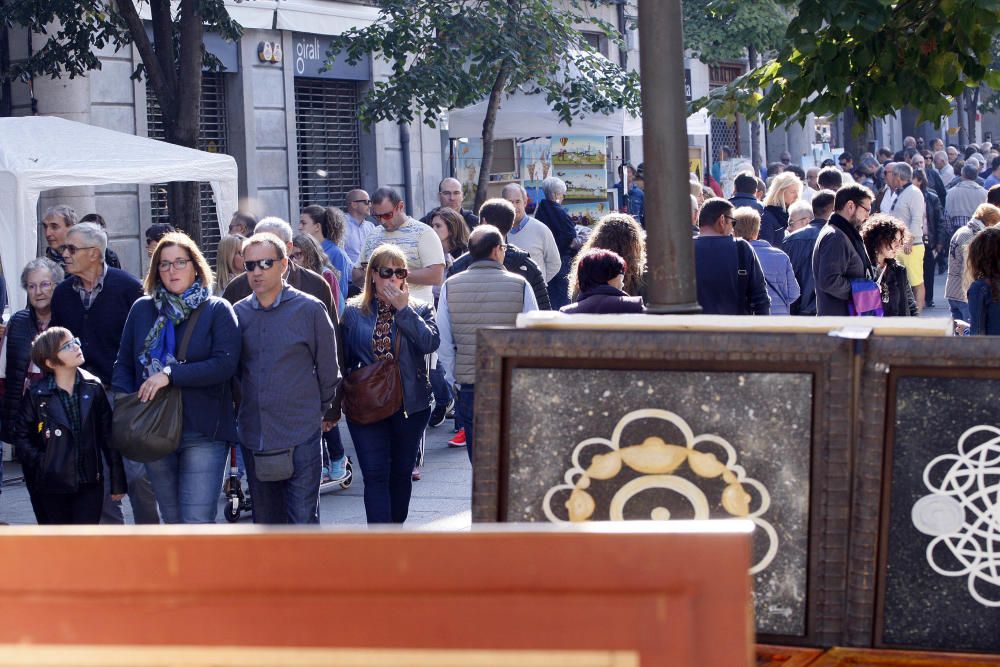 Milers de persones omplen Girona per Tots Sants