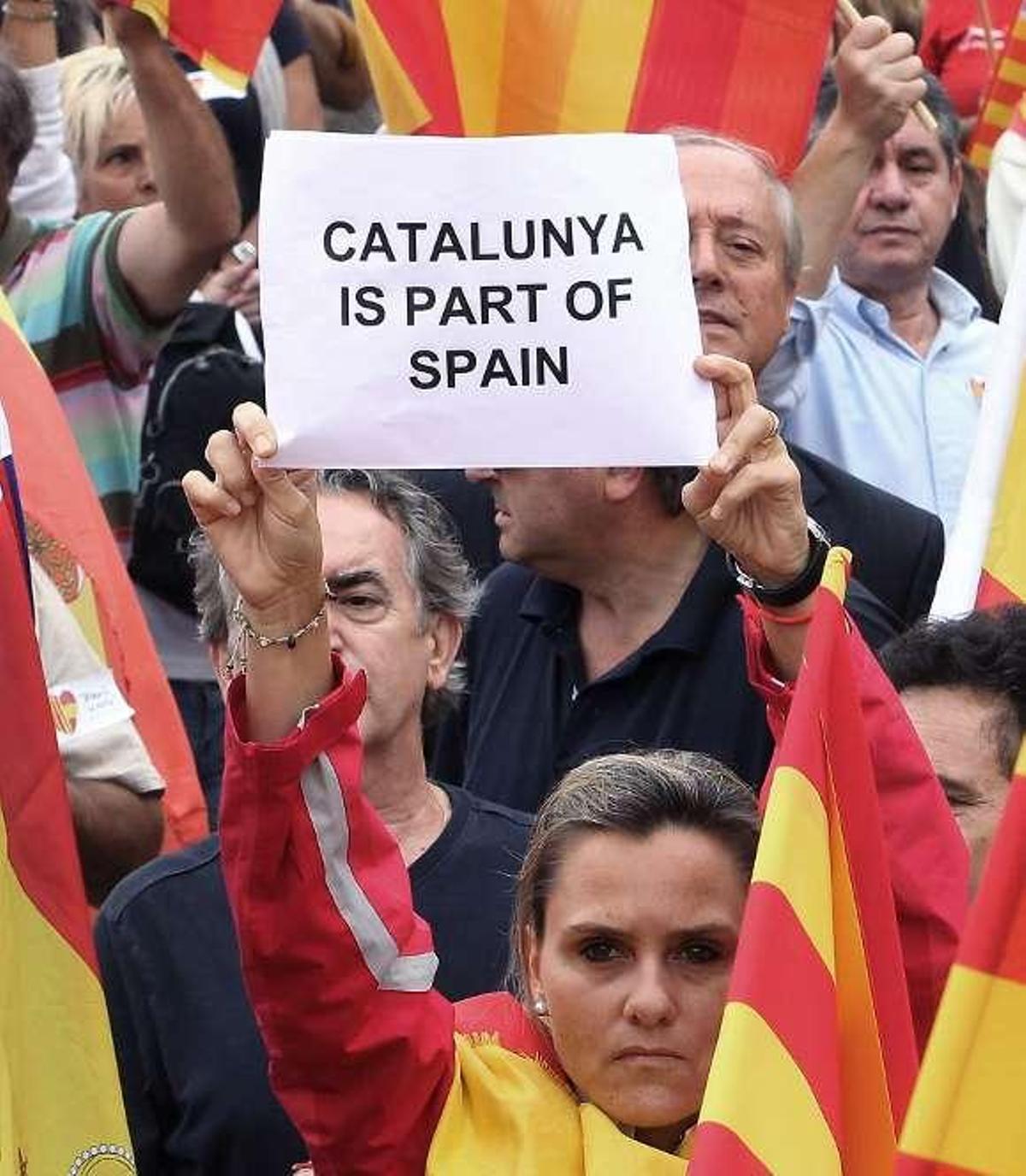 Miles de catalanes se manifiestan en Barcelona contra la independencia