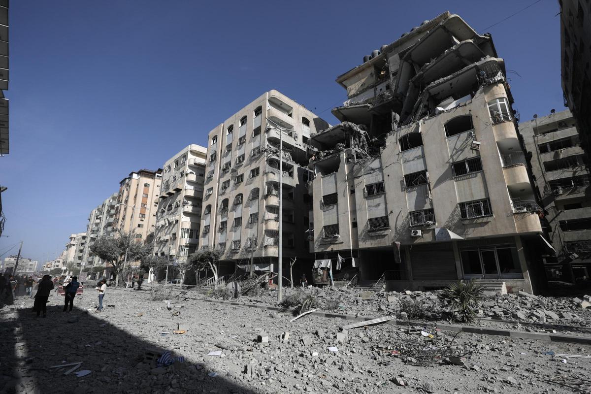 Bombardeos y destrucción en el barrio de Tel al-Hawa, en la ciudad de Gaza