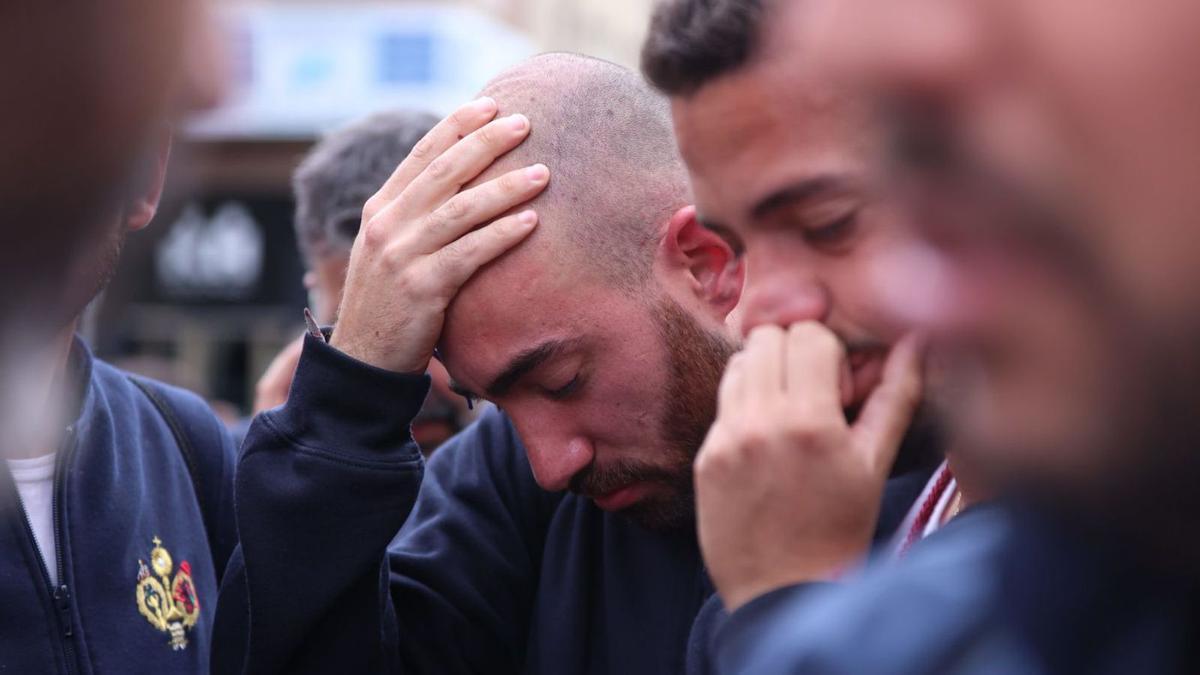 Costaleros 8 Protagonizaron el llanto en la hermandad sevillana de San Benito tras suspenderse la procesión. | JOAQUÍN CORCHERO (EUROPA PRESS)