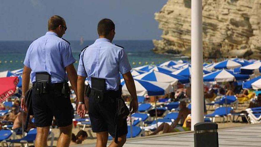 Agentes de la Policía Local de Benidorm, patrullando por la playa en una imagen de archivo.