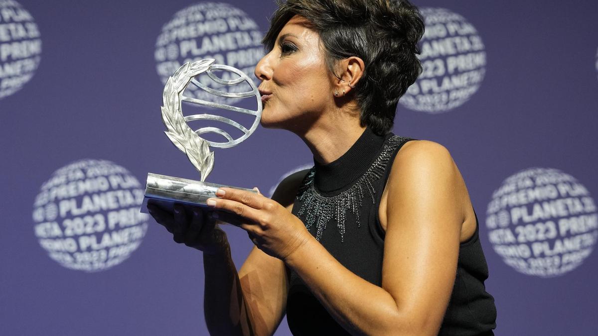 La escritora y presentadora Sonsoles Ónega, tras recibir el Premio Planeta