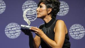 La escritora y presentadora Sonsoles Ónega, tras recibir el Premio Planeta