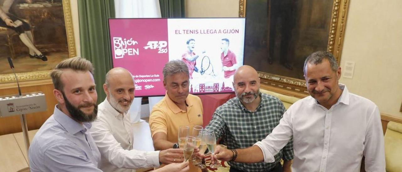 Por la izquierda, Daniel Martínez Junquera, Antonio Corripio, José Ramón Tuero, Santos Tejón y Fernando Castaño, ayer, brindando en el Ayuntamiento por la consecución del torneo ATP 250 para Gijón.