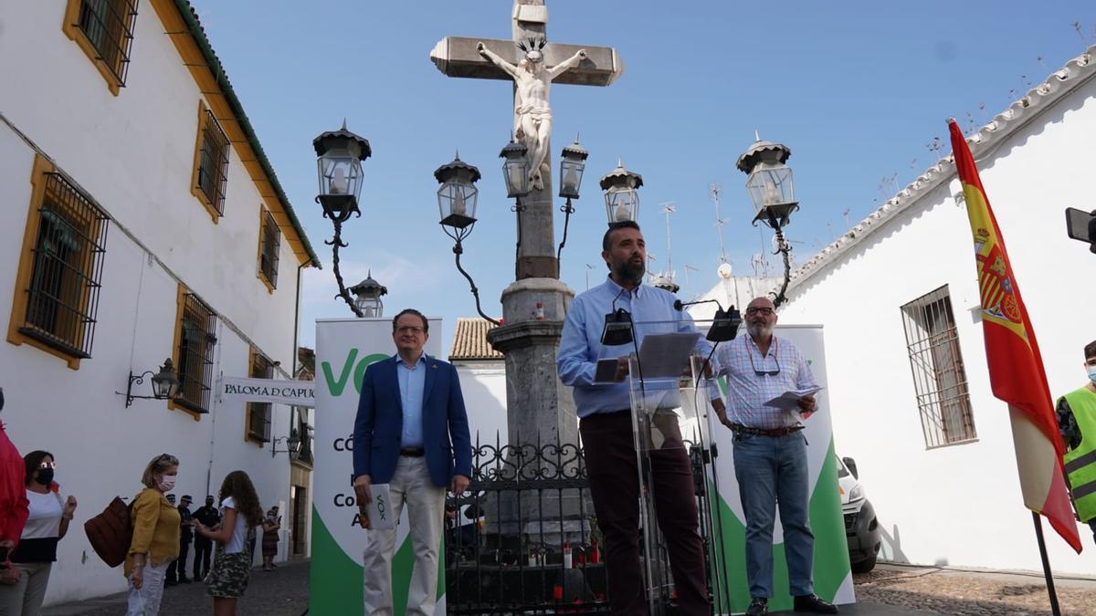 Vox Córdoba celebra el Día de la Hispanidad en la plaza de Capuchinos. José Ramírez, Alejandro Hernández y Rafael Saco.