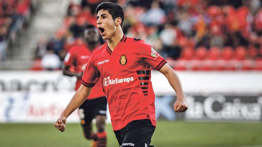 Marco celebra un gol en un partido de liga.