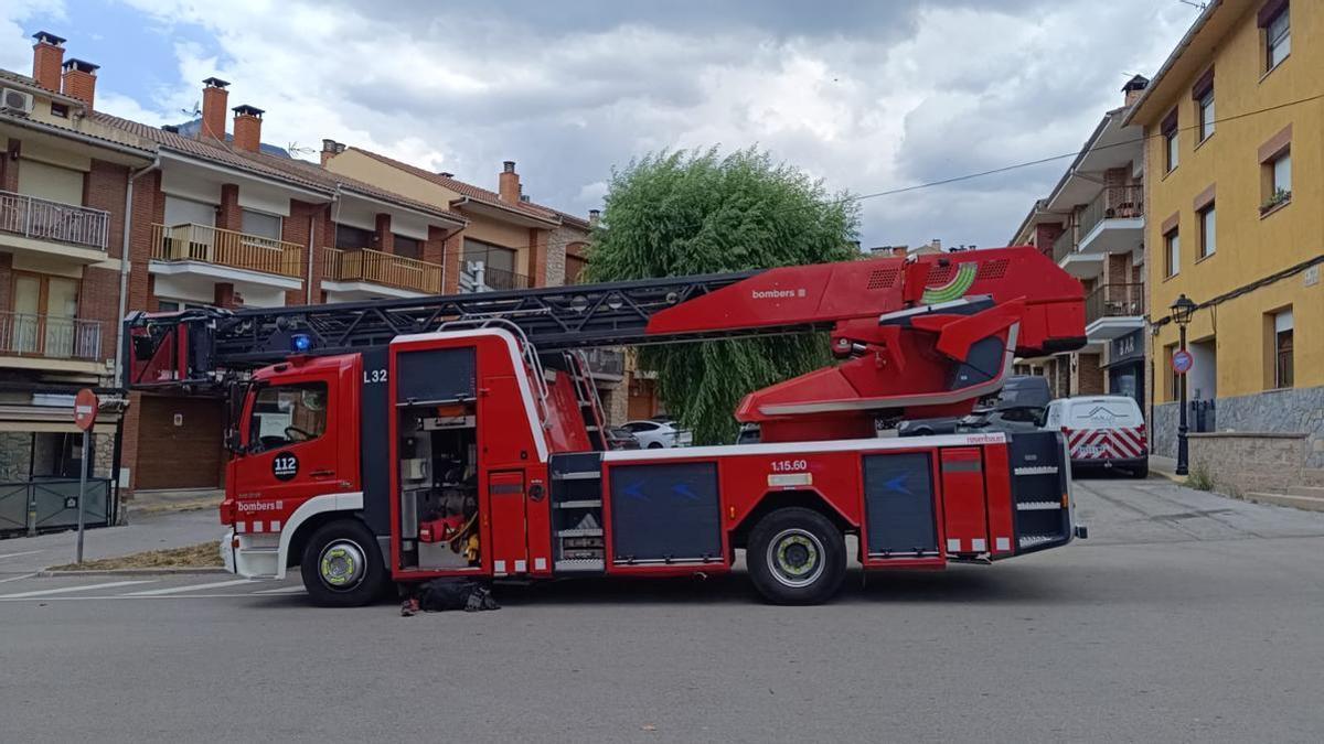 Un camió de Bombers al punt de l'incident a Bagà
