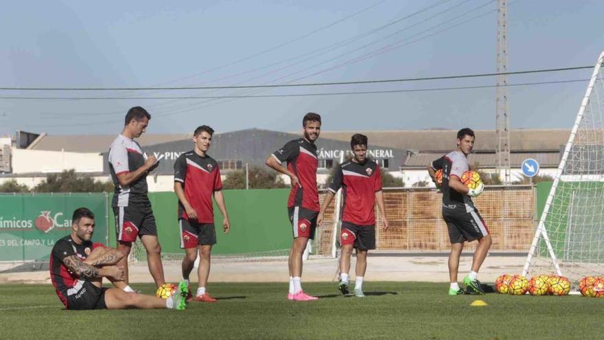 Pelayo, esta mañana, durante el entrenamiento en el campo anexo al Martínez Valero