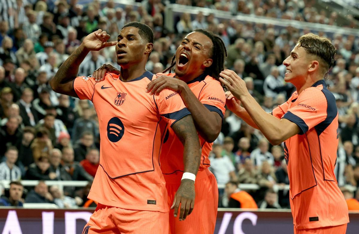 Marcus Rashford (L) celebra un gol durante el primer partido de la fase liga de la UEFA Champions League league que han jugado Newcastle United y Barcelona en Newcastle, Reino Unido. EFE/EPA/ALEX DODD