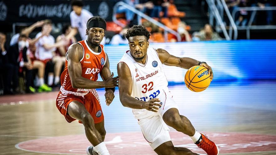 El base del Hapoel Retin Obasohan intenta penetrar davant de Sylvain Francisco