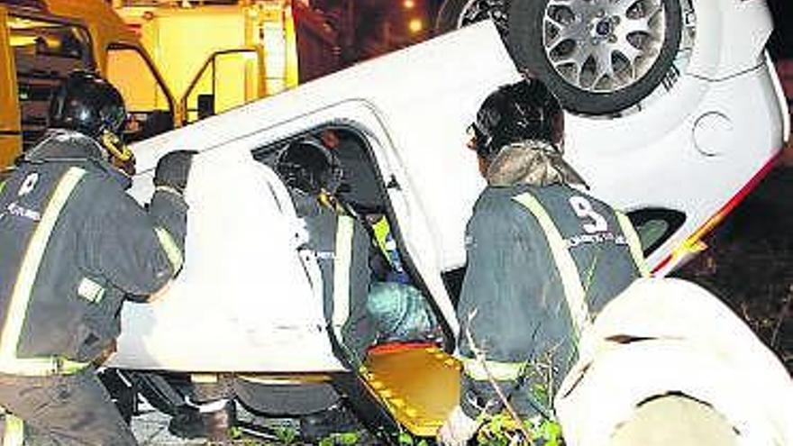 El equipo de Bomberos excarcela a uno de los heridos en el accidente.